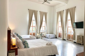 12 Schlafzimmer, Zimmersafe, Schreibtisch, Bügeleisen/Bügelbrett