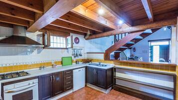 Een koelkast, een magnetron, een oven, een kookplaat