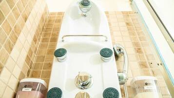 Combined shower/tub, jetted tub, hair dryer, towels