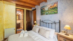 4 bedrooms, iron/ironing board, WiFi