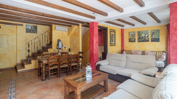 TV, fireplace - Casa Valle del Genal Igualeja by Ruralidays (Málaga)