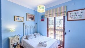 3 chambres, fer et planche à repasser, lit parapluie