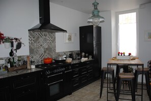 Een koelkast, een microgolfoven, een oven, een kookplaat