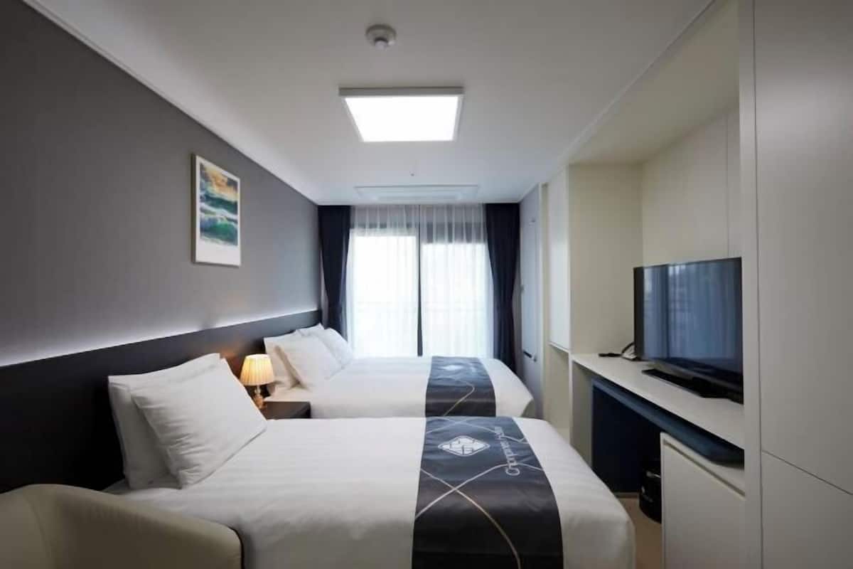 Desk, laptop workspace, soundproofing, free WiFi