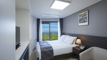 Deluxe Double Half Ocean | Desk, laptop workspace, soundproofing, free WiFi