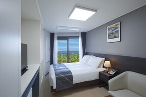 Quarto casal luxo, vista parcial para o oceano | Escrivaninha, espaço de trabalho para notebook, quartos à prova de som