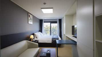 Deluxe Double City | Desk, laptop workspace, soundproofing, free WiFi