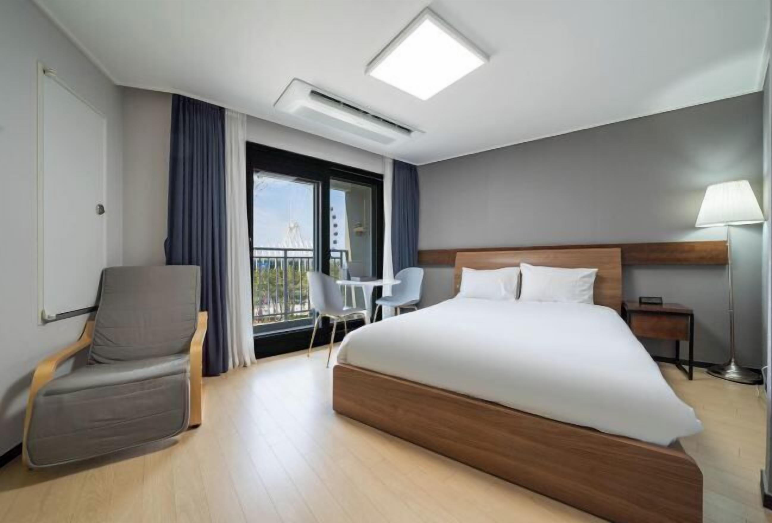 책상, 노트북 작업 공간, 방음 설비, 무료 WiFi