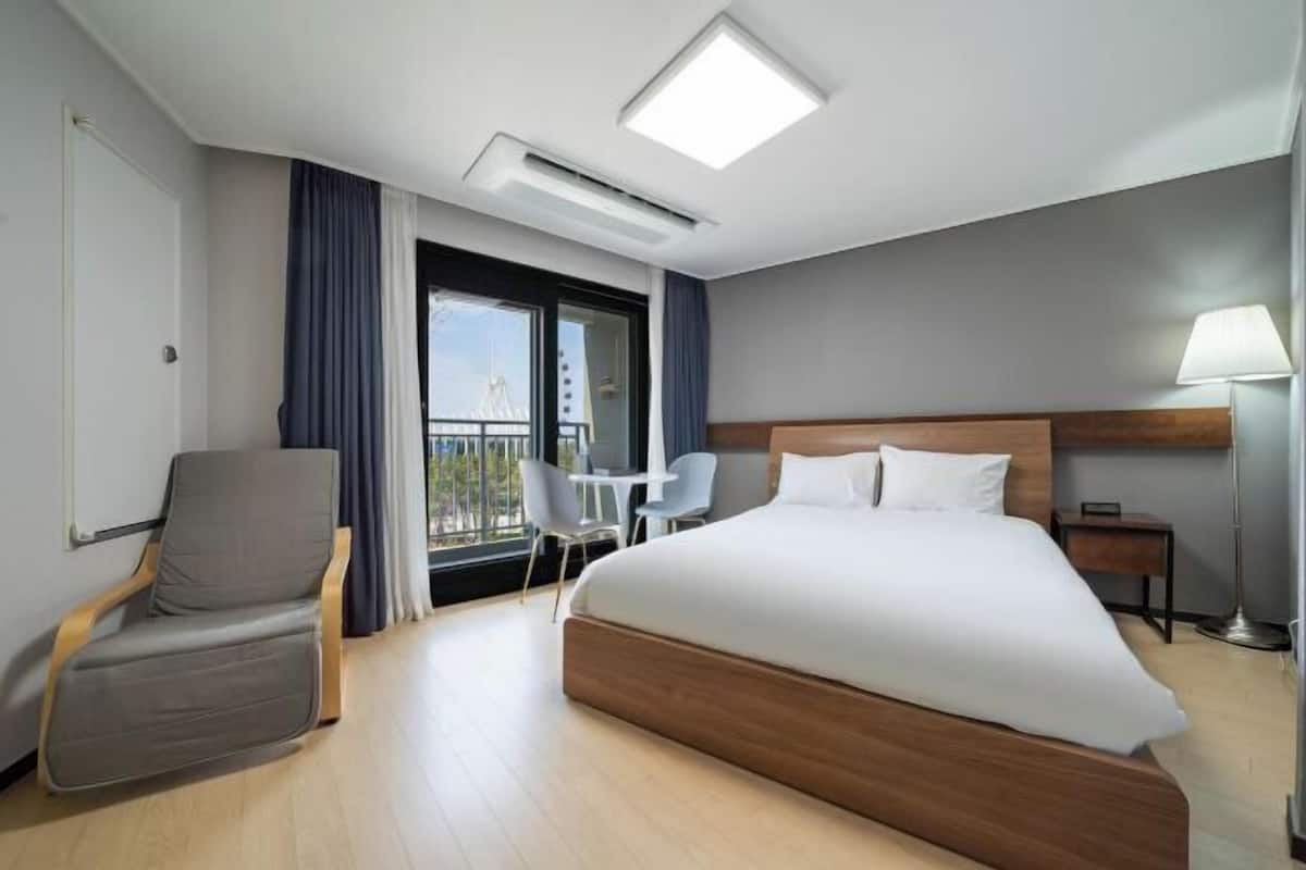 Desk, laptop workspace, soundproofing, free WiFi