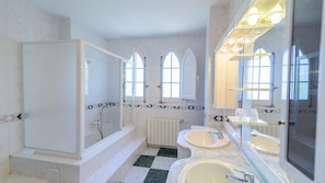 Bathtub - Villa Rural Paquete Pozo Alcón by Ruralidays (Granada)