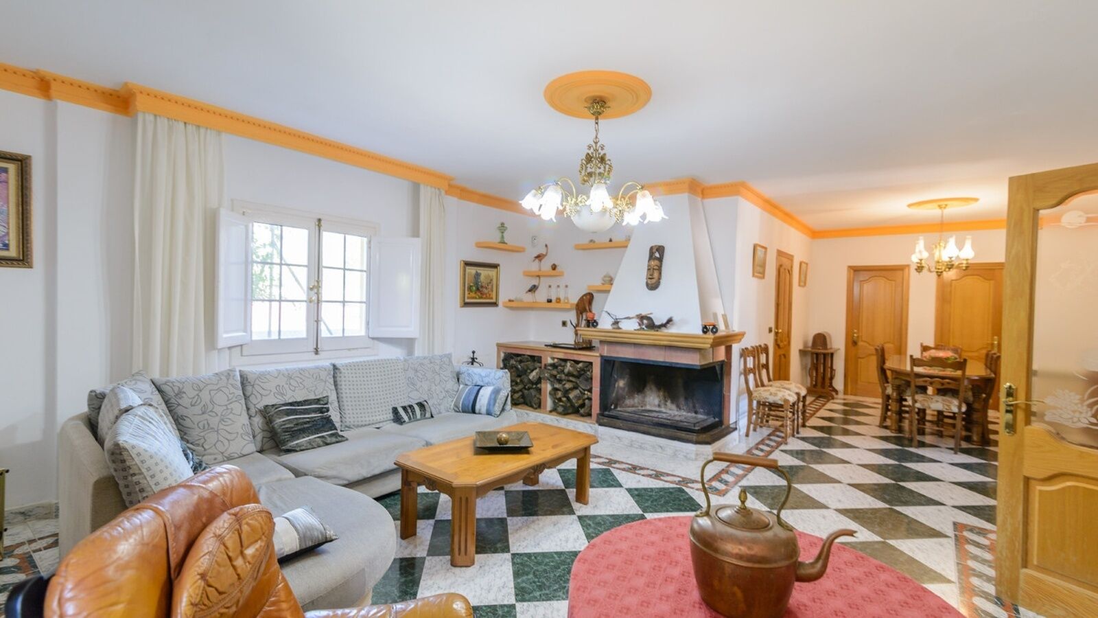 Een televisie en een open haard