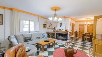 Televisie en een open haard