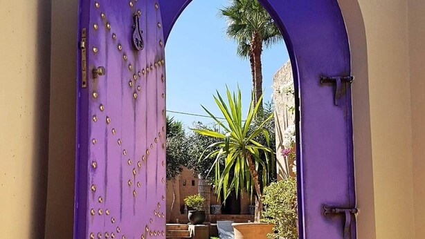 A purple arched doorway leading to a courtyard with a pool and potted plants. - Marrakesh 6-bed Housing Authentic Berber (Amizmiz)