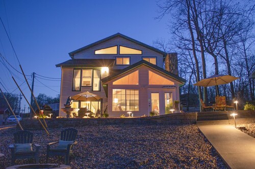 Your Paradise Awaits at the Lake! Large game room and New Dock Bar!