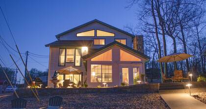 Your Paradise Awaits at the Lake! Large game room and New Dock Bar!