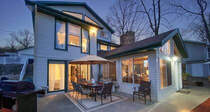 Your Paradise Awaits at the lake. 5bd/3bath big game room.