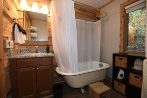 Combined shower/tub, hair dryer, towels, soap - NC cabin for rent - Sanctuary at Big Pine  (Marshall)