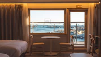 Ocean View Balcony Twin Room | Opholdsområde | 55-tommers fladskærms-tv med digitale kanaler, tv, Netflix