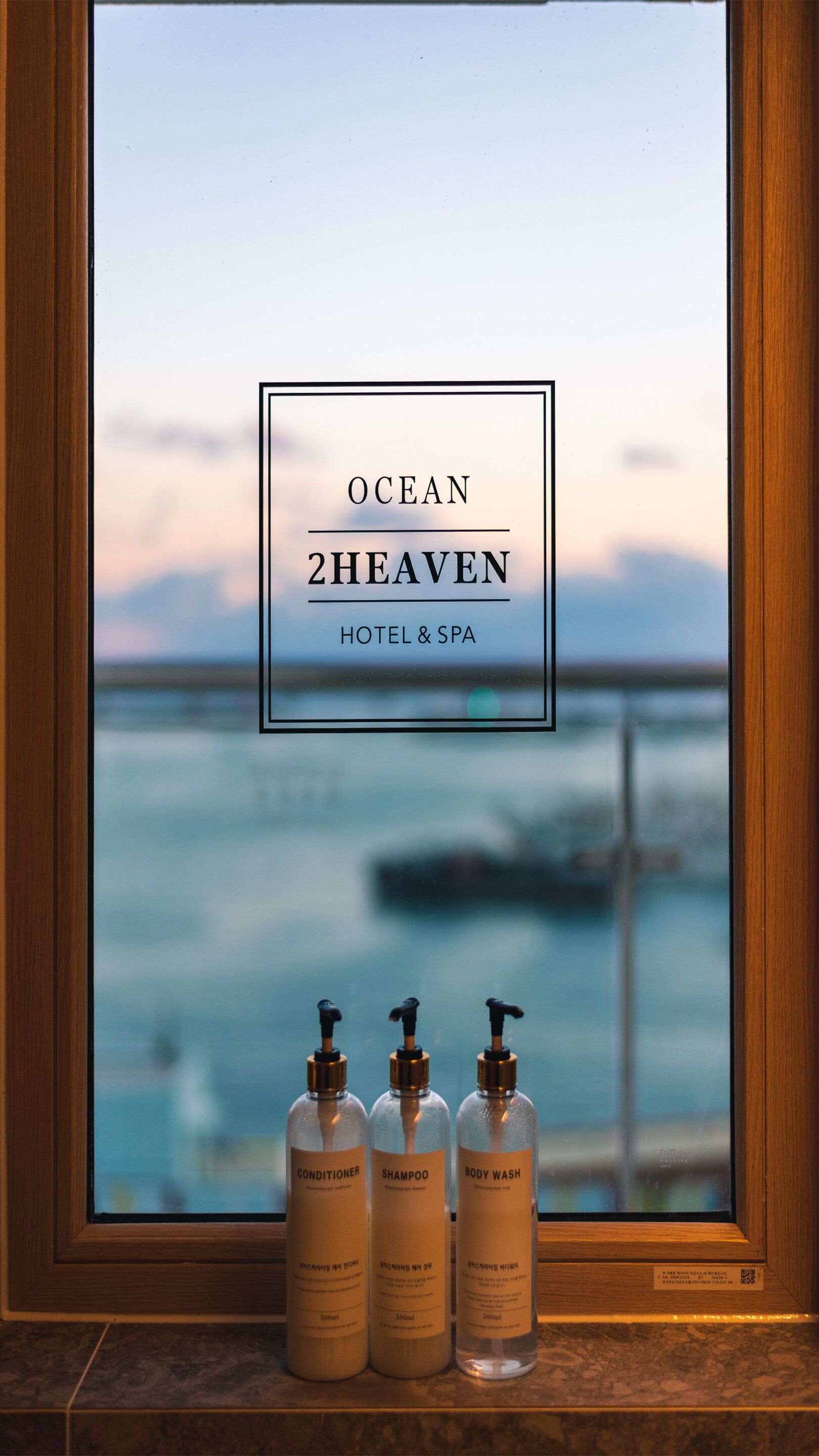 ocean view balcony queen room | bathroom | combined shower/bathtub, hair dryer, bathrobes, slippers