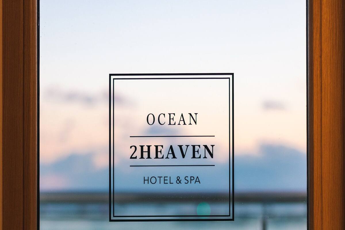 ocean view balcony queen room | bathroom | combined shower/bathtub, hair dryer, bathrobes, slippers