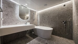 Ocean View Balcony Family Room | Bathroom | Combined shower/tub, hair dryer, bathrobes, slippers - Nampo Ocean 2 Heaven Hotel&Spa (Busan)