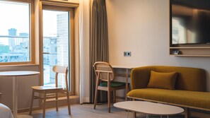 Ocean View Balcony Family Room | In-room dining - Nampo Ocean 2 Heaven Hotel&Spa (Busan)