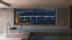 A pool area with a view of a bridge at night. - Nampo Ocean 2 Heaven Hotel&Spa (Busan)