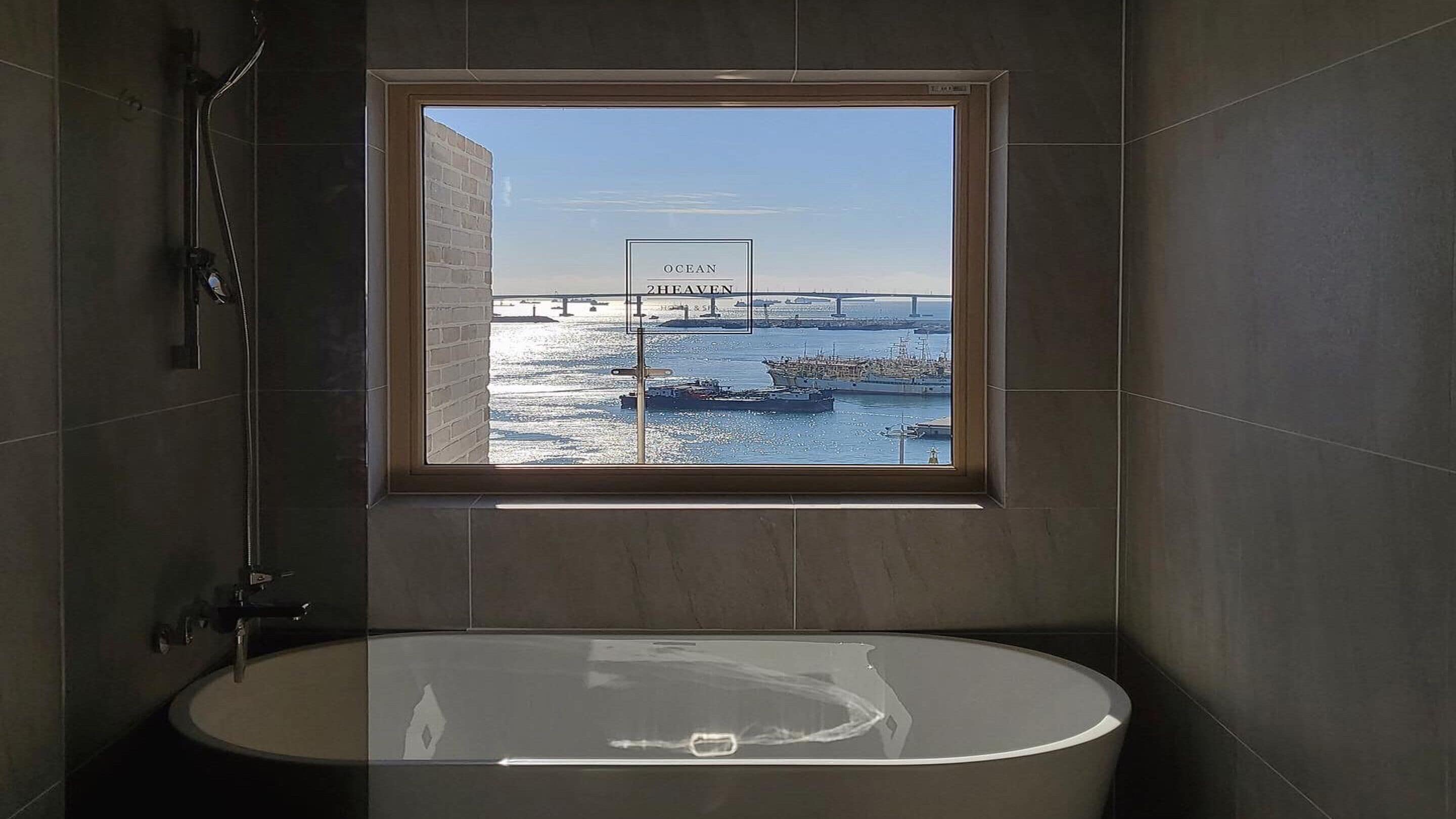 ocean view balcony queen room | bathroom | combined shower/bathtub, hair dryer, bathrobes, slippers