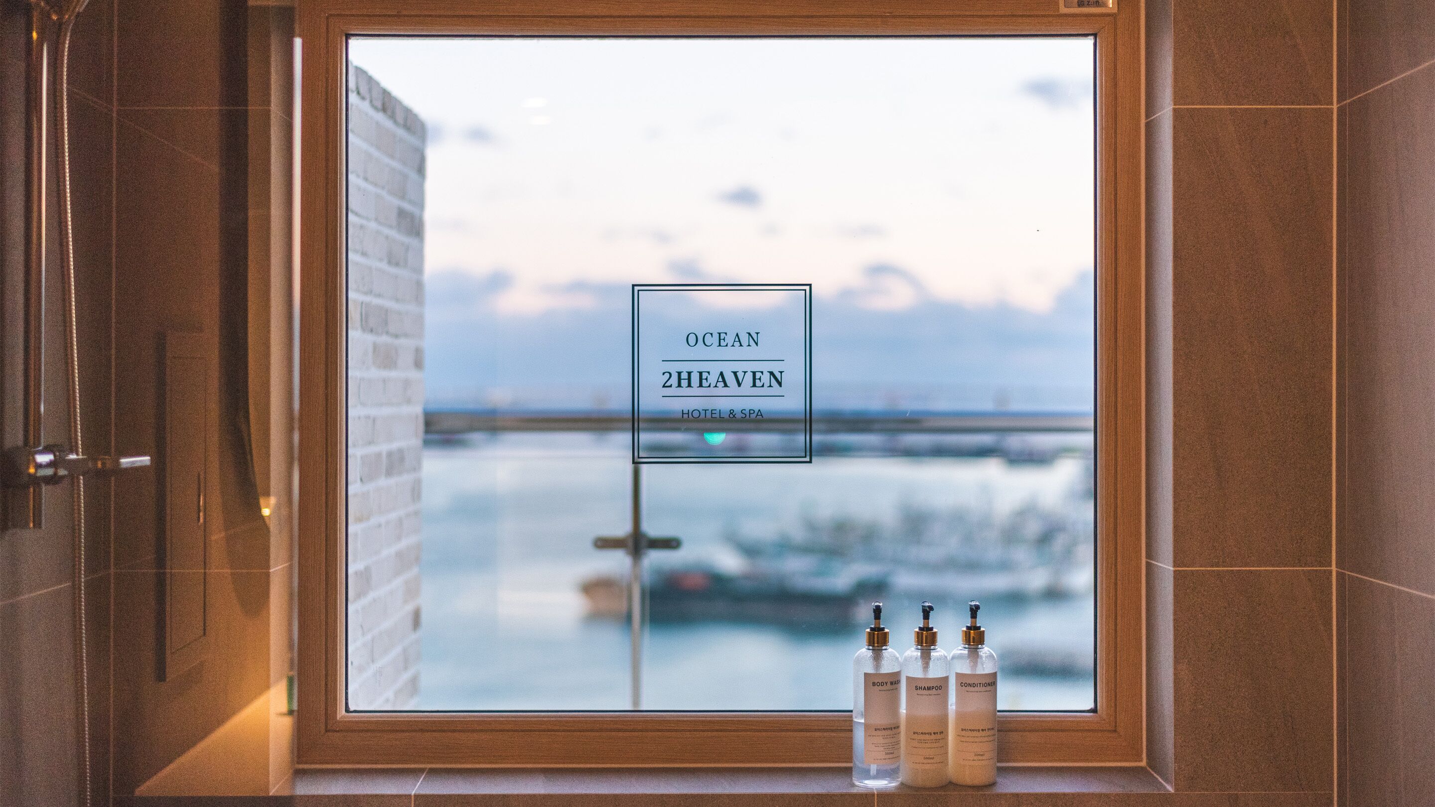 ocean view balcony queen room | bathroom | combined shower/bathtub, hair dryer, bathrobes, slippers