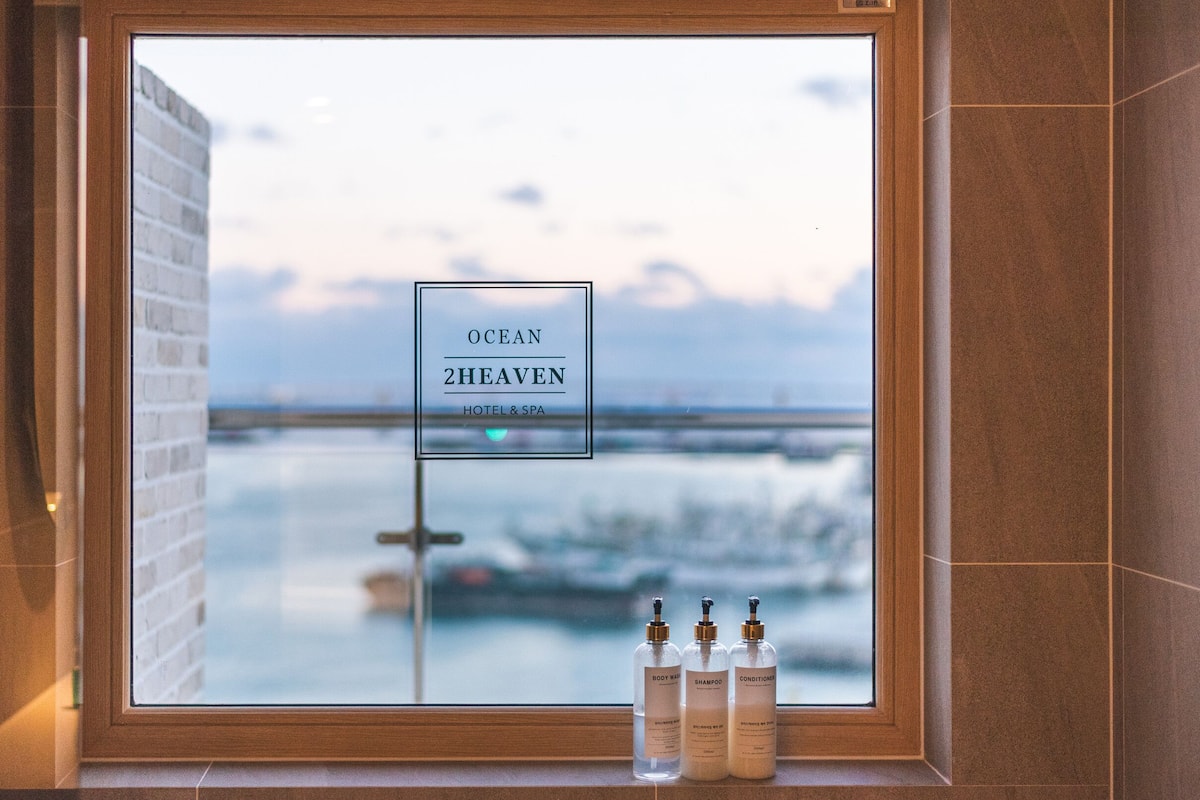 ocean view balcony queen room | bathroom | combined shower/bathtub, hair dryer, bathrobes, slippers