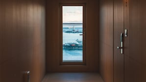 A hallway with a view of a harbor, including boats and a bridge. - Nampo Ocean 2 Heaven Hotel&Spa (Busan)