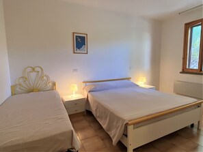 1 Schlafzimmer, Reisekinderbett