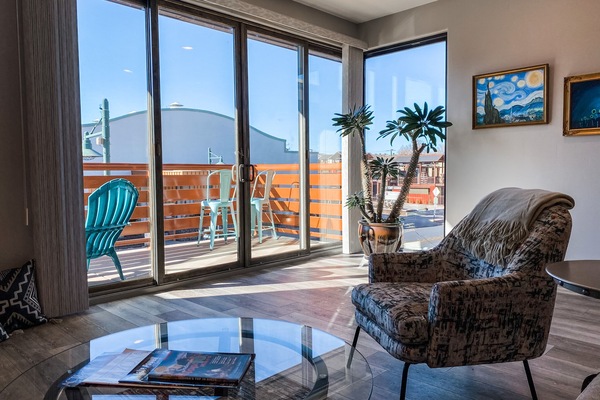 Smart-tv, boeken en een kantoor