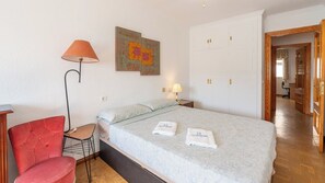 4 bedrooms, iron/ironing board, WiFi