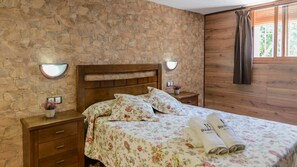 5 bedrooms, iron/ironing board, travel cot