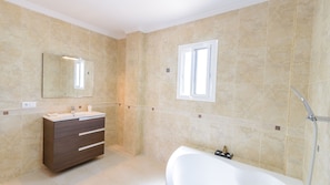 Bathtub, hair dryer, towels - Villa Jazmín Viñuela by Ruralidays (Málaga)