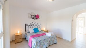 3 habitaciones, tabla de planchar con plancha, cuna de viaje y wifi 