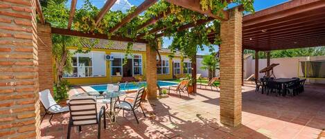 تناول الطعام بالخارج