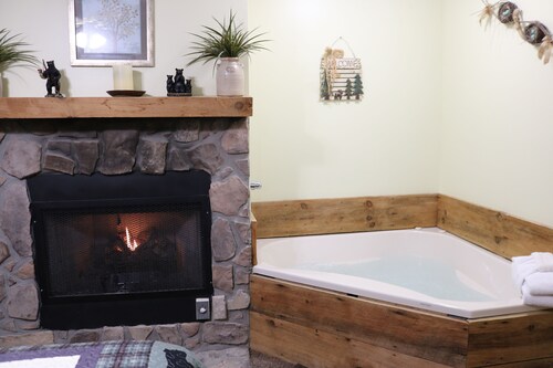 1.3 miles from Dollywood & Dollywood's Splash Country; Hot Tub; Sleeps Eight