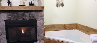 1.3 miles from Dollywood & Dollywood's Splash Country; Hot Tub; Sleeps Eight