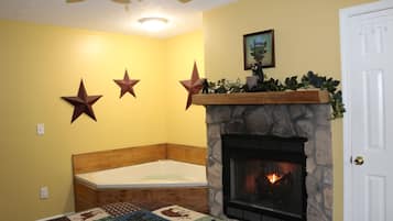 2 soverom, skrivebord, strykejern/-brett og reiseseng for barn