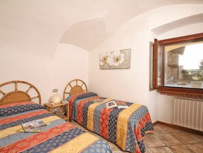 3 bedrooms, travel crib, free WiFi, bed sheets - Nice apartment for 7 people with WIFI, A/C, pool, TV, patio and pets allowed (Salò)