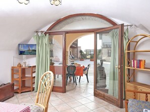 Interior - Nice apartment for 7 people with WIFI, A/C, pool, TV, patio and pets allowed (Salò)