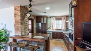 Kjøleskap, mikrobølgeovn, ovn og kokeplater