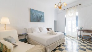 5 chambres, fer et planche à repasser, lit parapluie