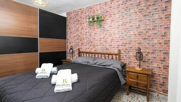 3 bedrooms, iron/ironing board, travel crib