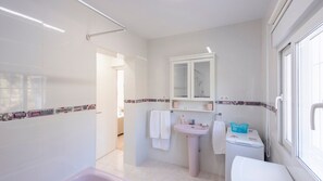 Bathtub, hair dryer, towels - Villa Felicidad Sayalonga by Ruralidays (Málaga)