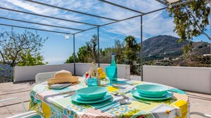 Outdoor dining - Villa Felicidad Sayalonga by Ruralidays (Málaga)