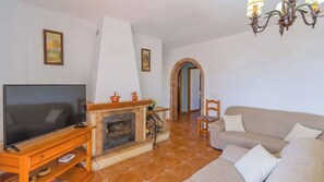 TV, fireplace - Casa Fuente Velez Sayalonga by Ruralidays (Málaga)