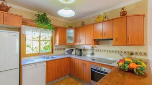 Fridge, microwave, oven, stovetop - Casa Fuente Velez Sayalonga by Ruralidays (Málaga)